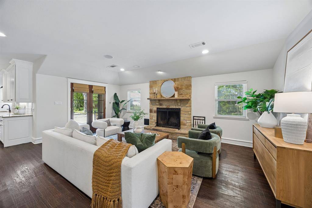 1572 Stemmons Avenue, Dallas, TX 75208