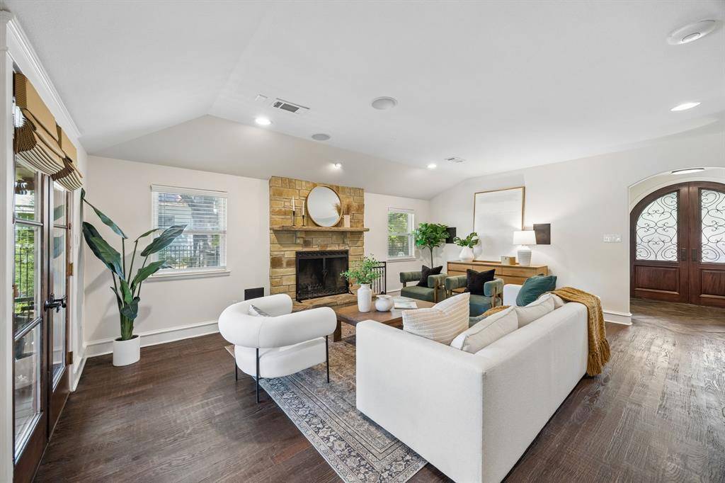 1572 Stemmons Avenue, Dallas, TX 75208