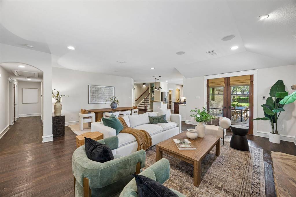 1572 Stemmons Avenue, Dallas, TX 75208