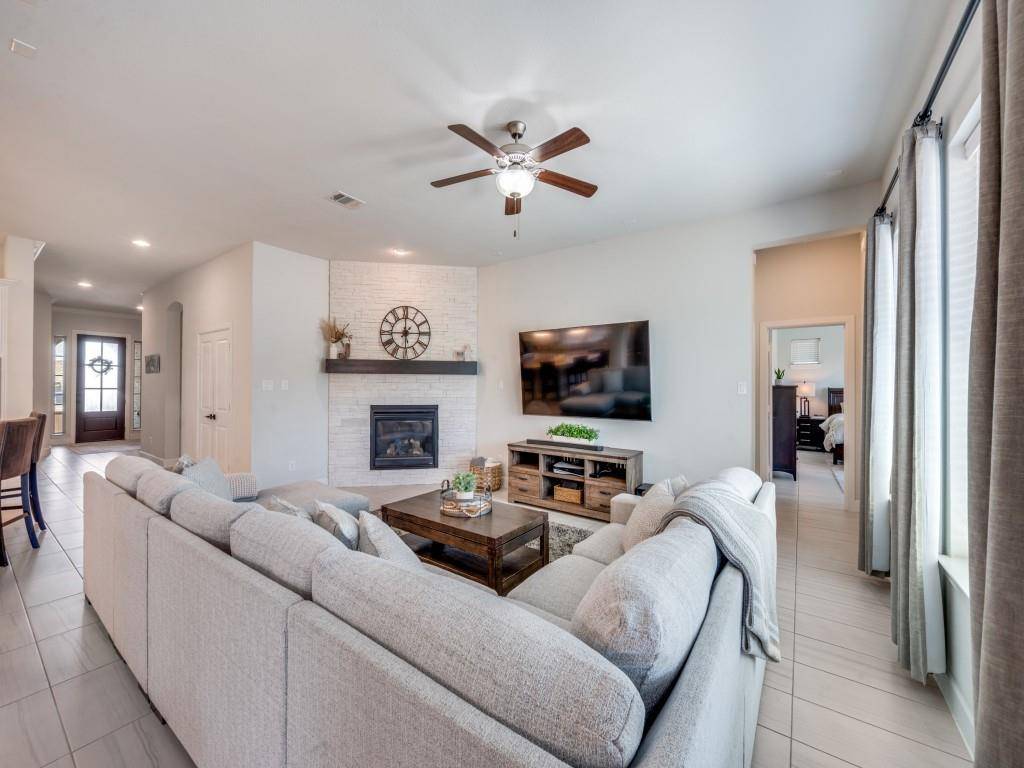 1044 Myers Park Trail, Roanoke, TX 76262