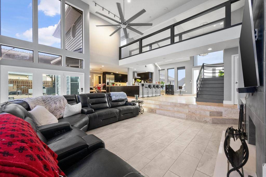 811 Turnberry Drive, Mansfield, TX 76063