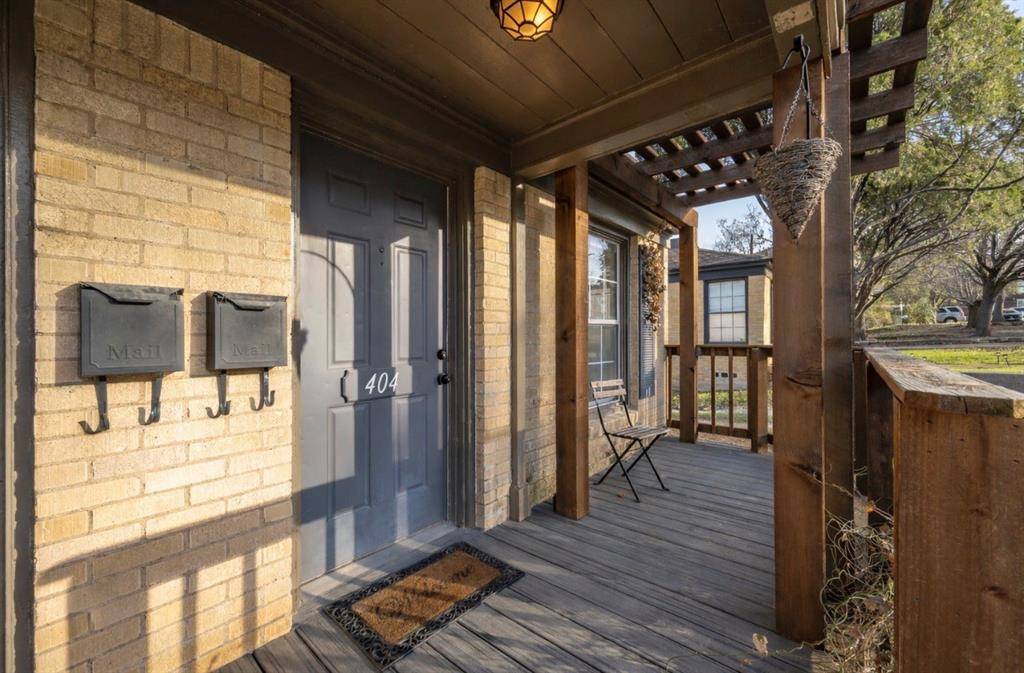 404 N Montreal Avenue, Dallas, TX 75208