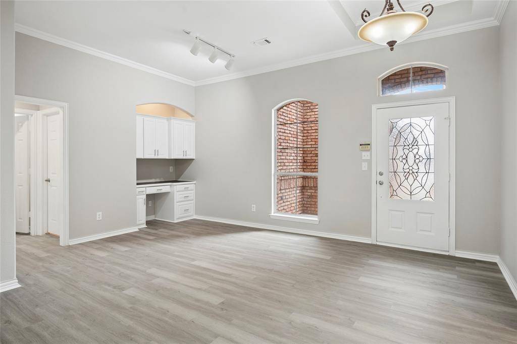 3216 Village Oak Drive, Arlington, TX 76017