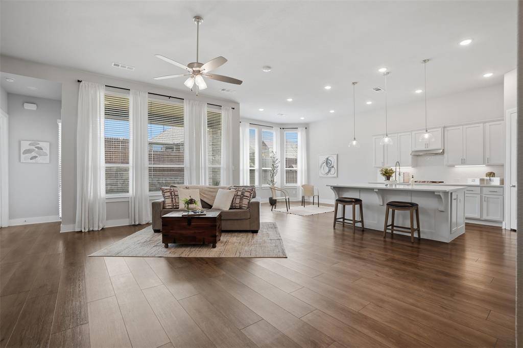 1915 Hillside Court, Van Alstyne, TX 75495