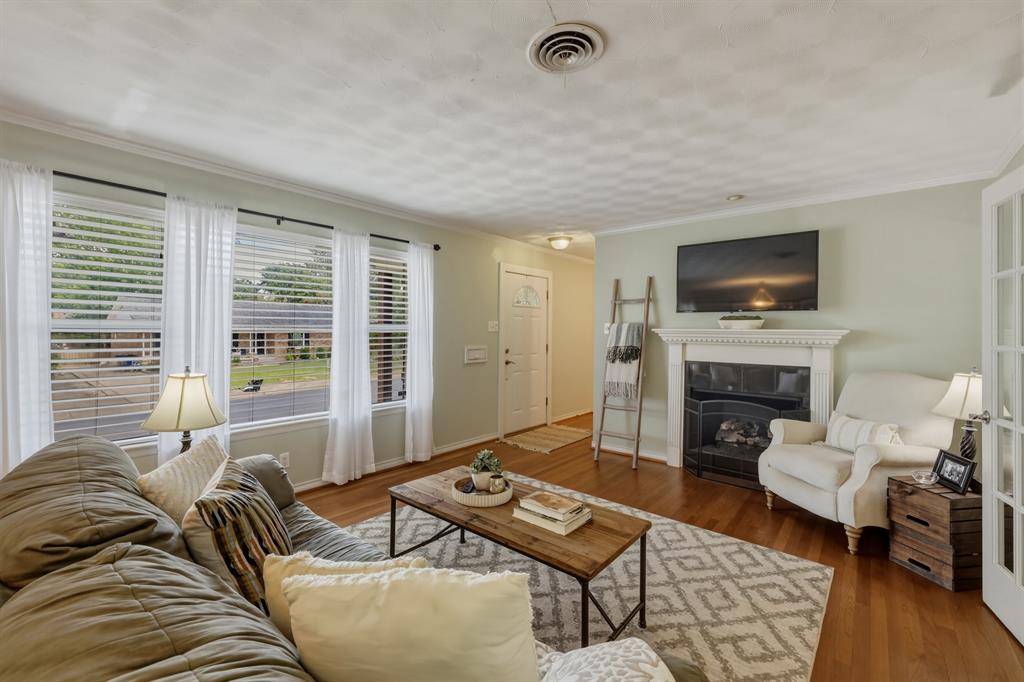 2367 Rockyglen Drive, Dallas, TX 75228