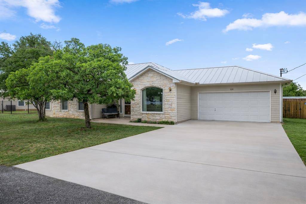 128 W Persimmon Drive, Granite Shoals, TX 78654