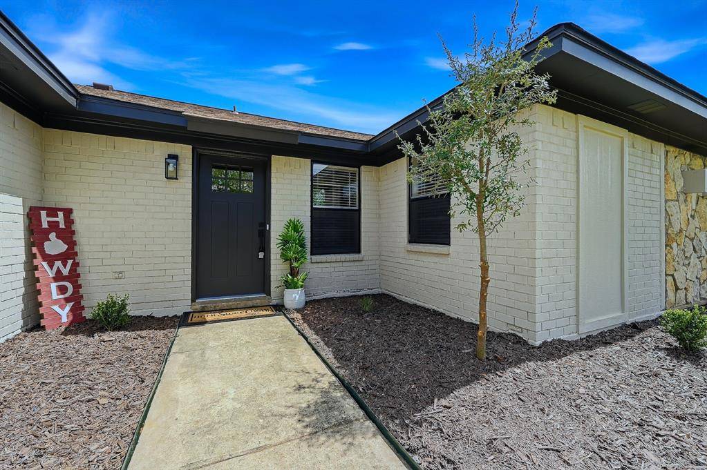 3813 Fox Hollow Drive, Bedford, TX 76021