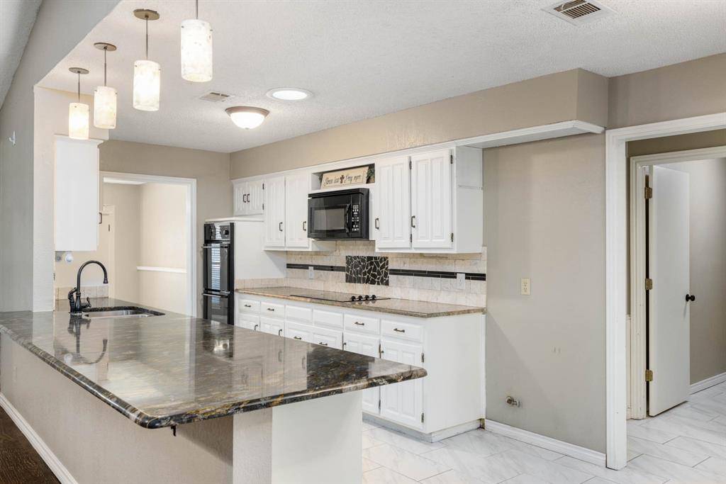 2017 Iron Horse Court, Arlington, TX 76017