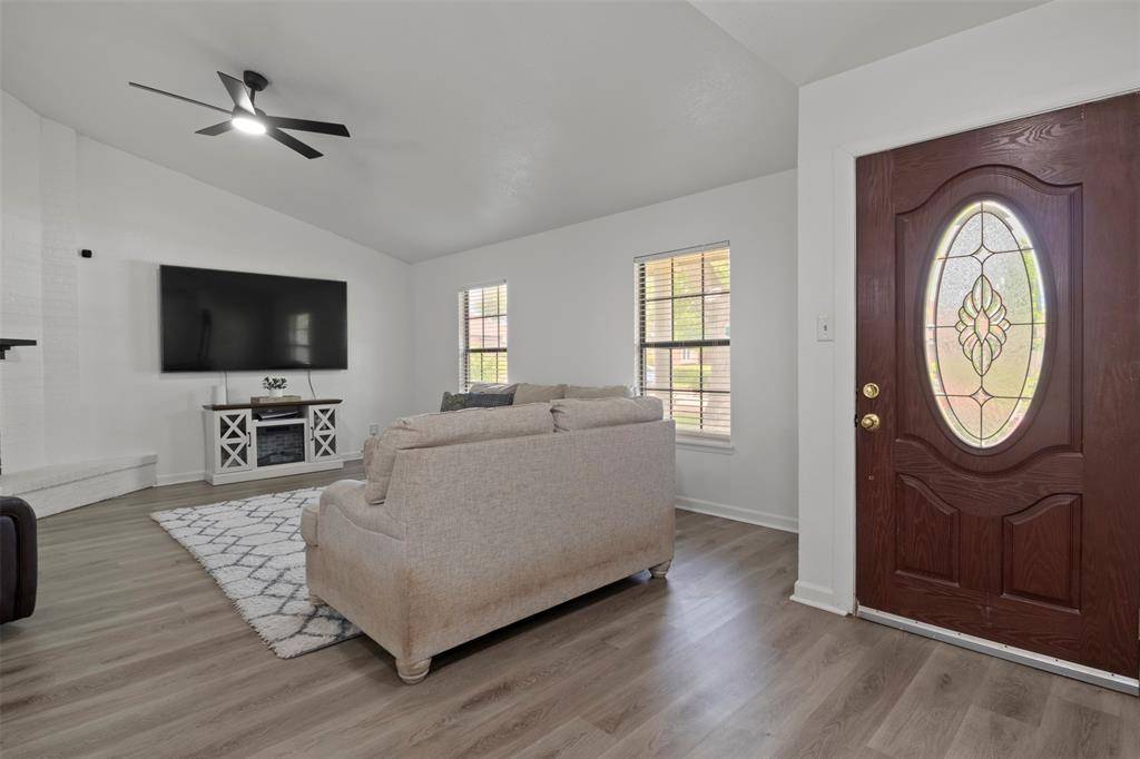 1032 Twin Falls Drive, Desoto, TX 75115