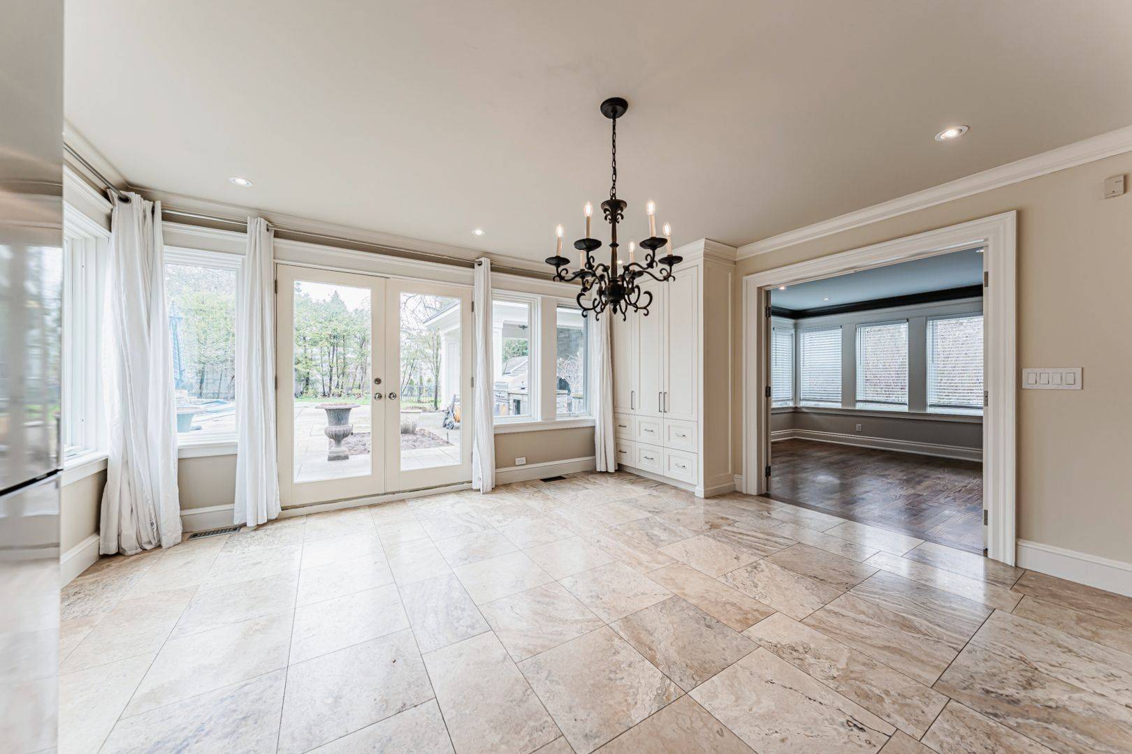 63 Ennisclare DR W, Oakville, ON L6J 4N3