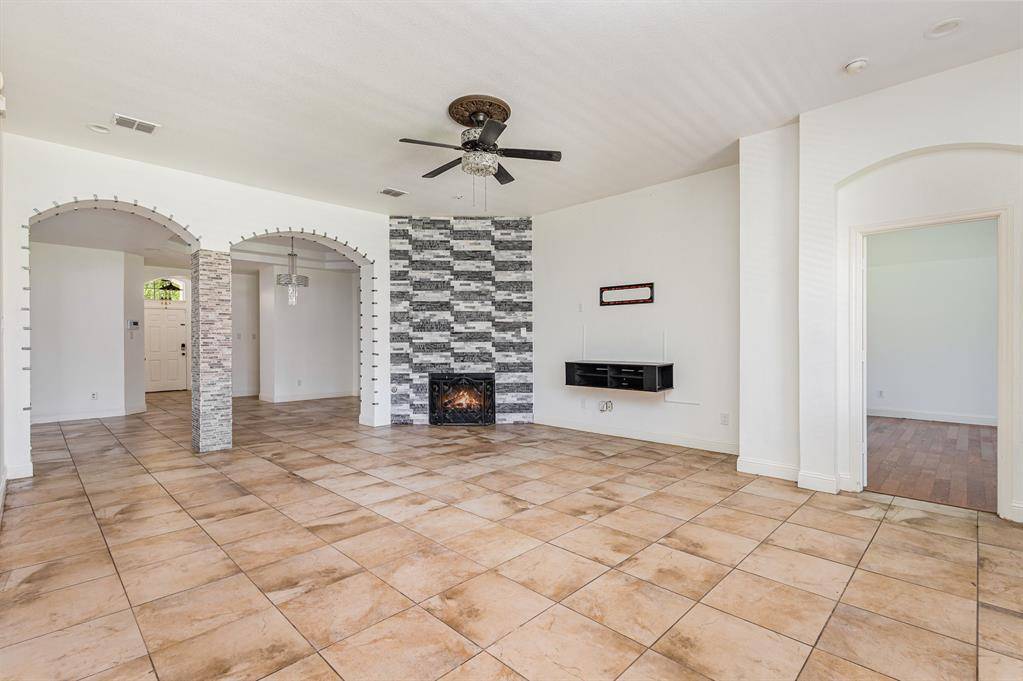 601 Valencia Drive, Arlington, TX 76002