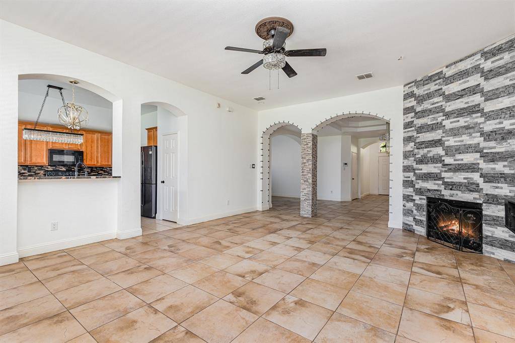 601 Valencia Drive, Arlington, TX 76002