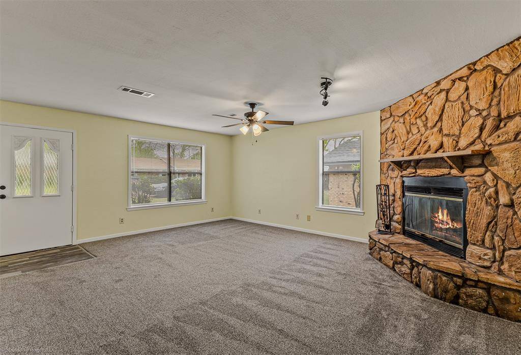 212 W Mcafee Street, Mabank, TX 75147