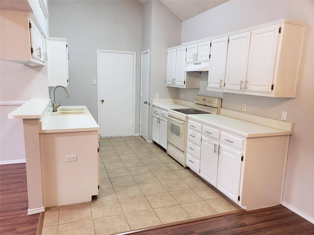 940 S Old Orchard Lane, Lewisville, TX 75067