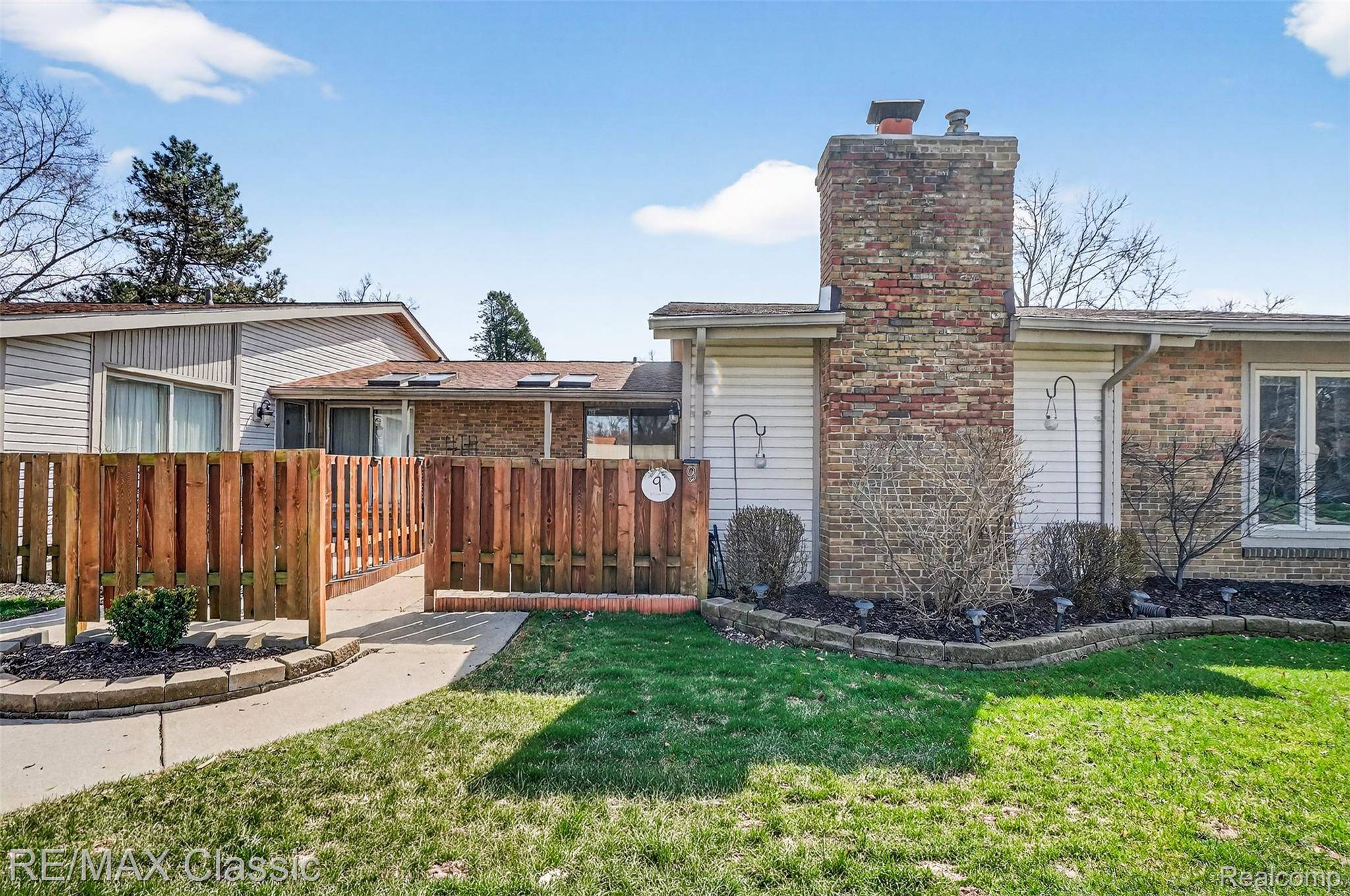 9 Willow Way, Waterford Charter Township, MI 48328