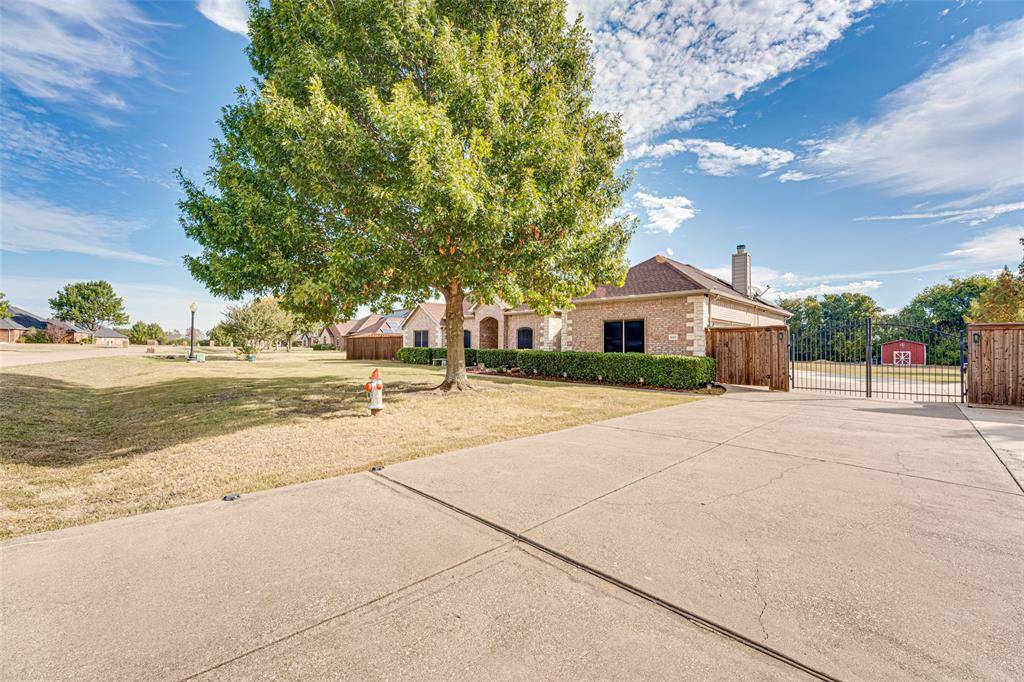 300 Springfield Lane, Red Oak, TX 75154