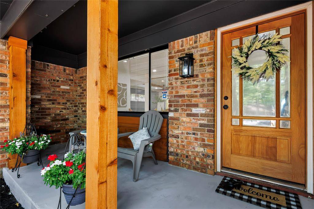 612 Circleview Drive S, Hurst, TX 76054