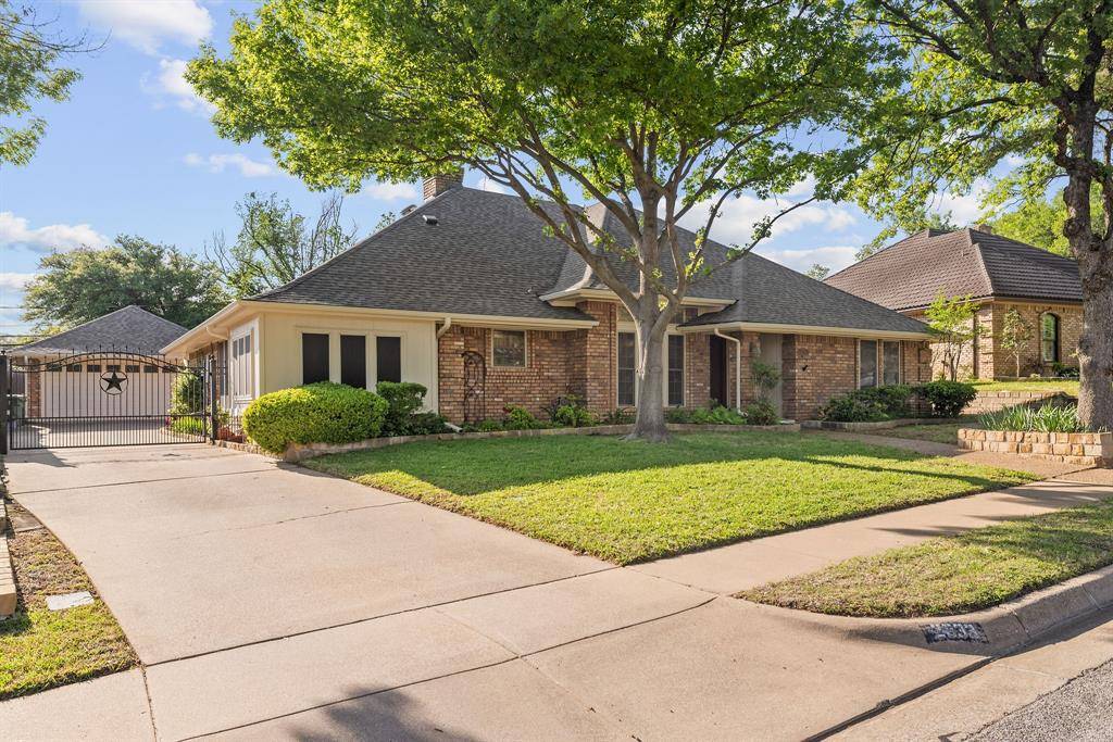 2533 Stonegate Drive N, Bedford, TX 76021