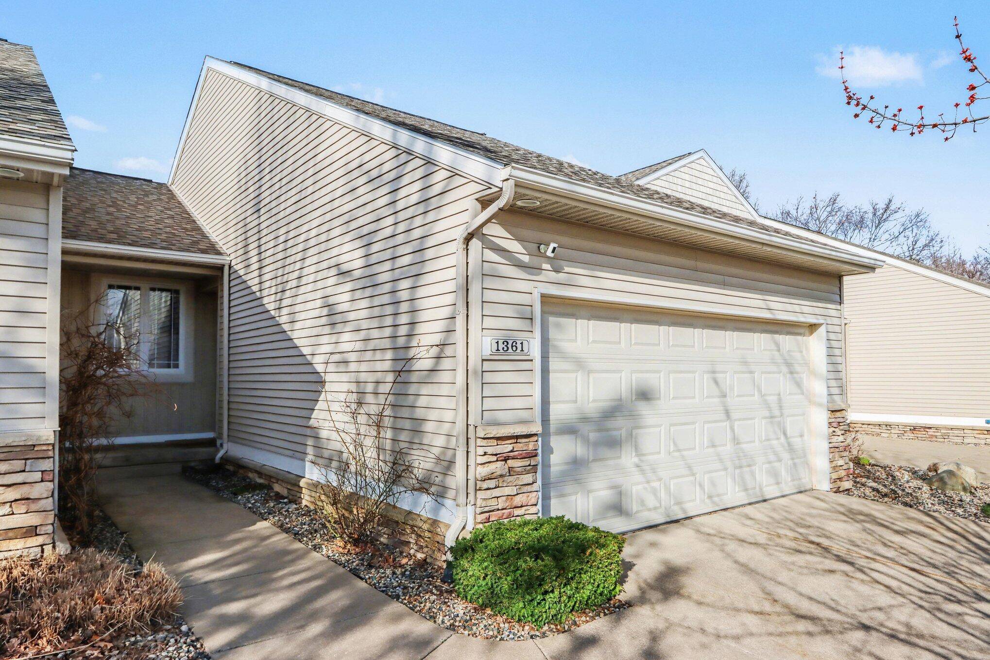 1361 S Village CIR, Oshtemo Twp, MI 49009
