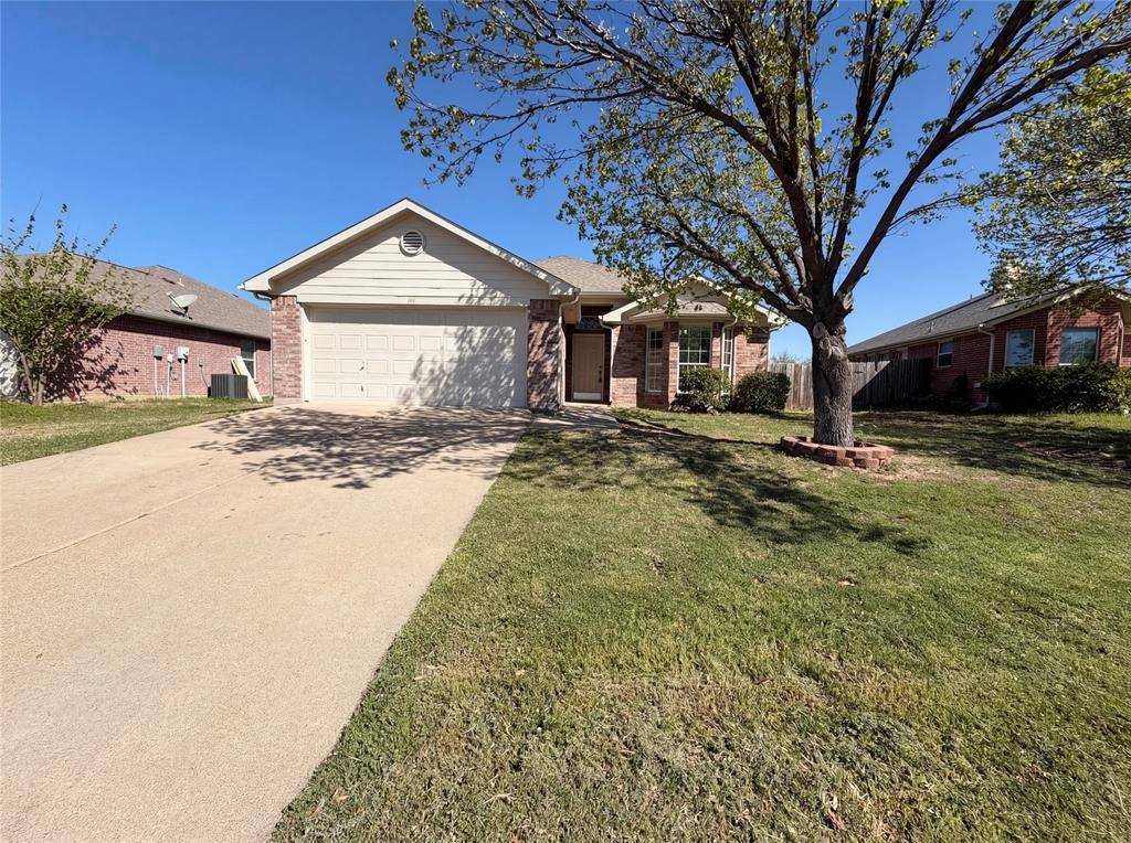 105 Kings Way Drive, Rhome, TX 76078