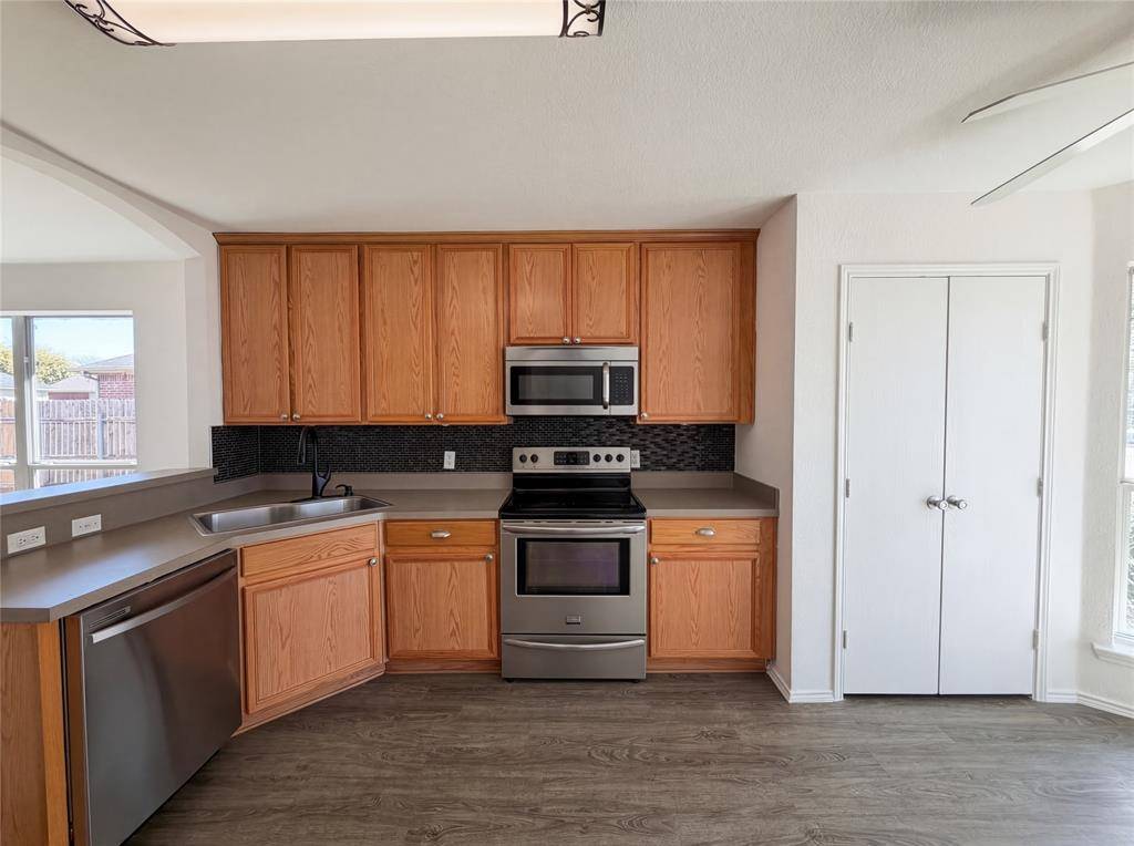 105 Kings Way Drive, Rhome, TX 76078