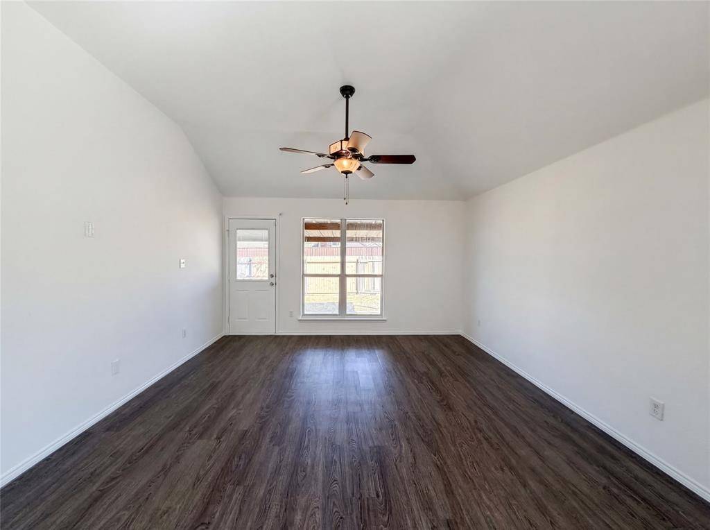 105 Kings Way Drive, Rhome, TX 76078