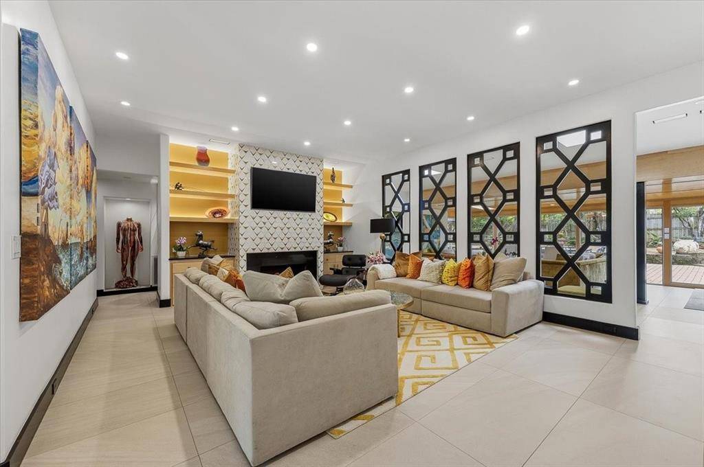 308 N Broadway Road, Azle, TX 76020