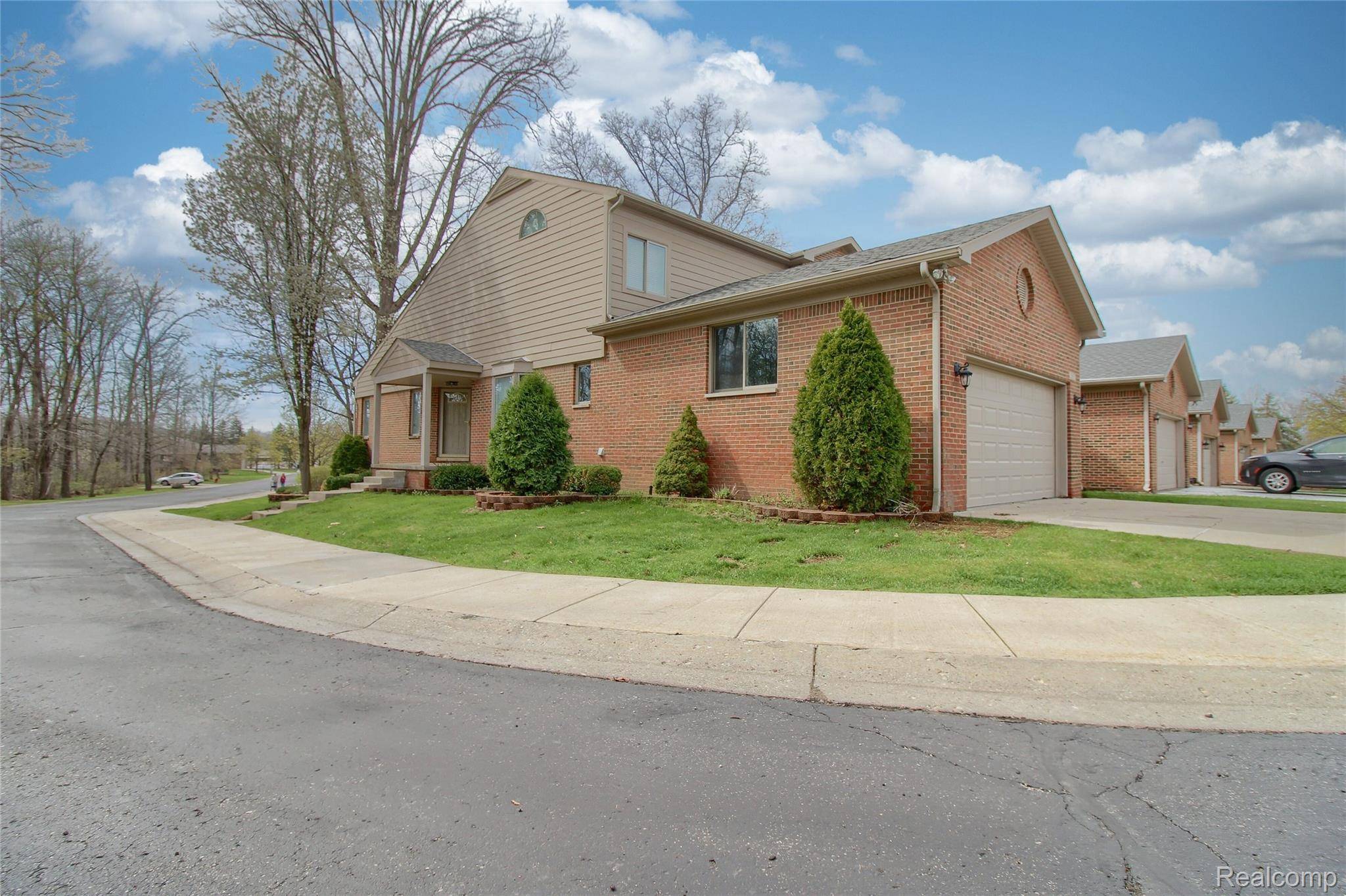 505 Willow DR #26, South Lyon, MI 48178