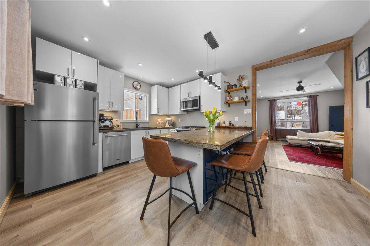 2691 Priscilla ST, Britannia - Lincoln Heights And Area, ON K2B 7E1