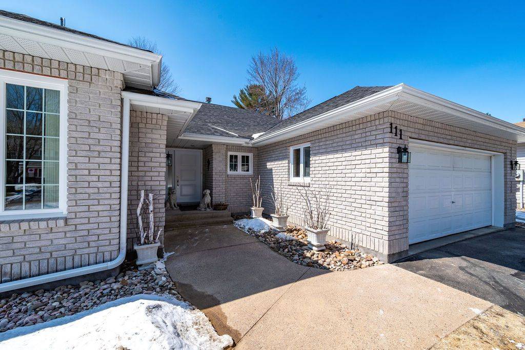 111 Thomas ST, Deep River, ON K0J 1P0