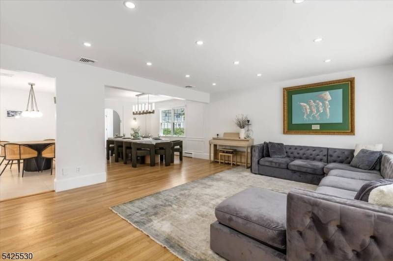 42 Nugent Dr, Clifton City, NJ 07012