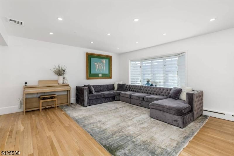 42 Nugent Dr, Clifton City, NJ 07012