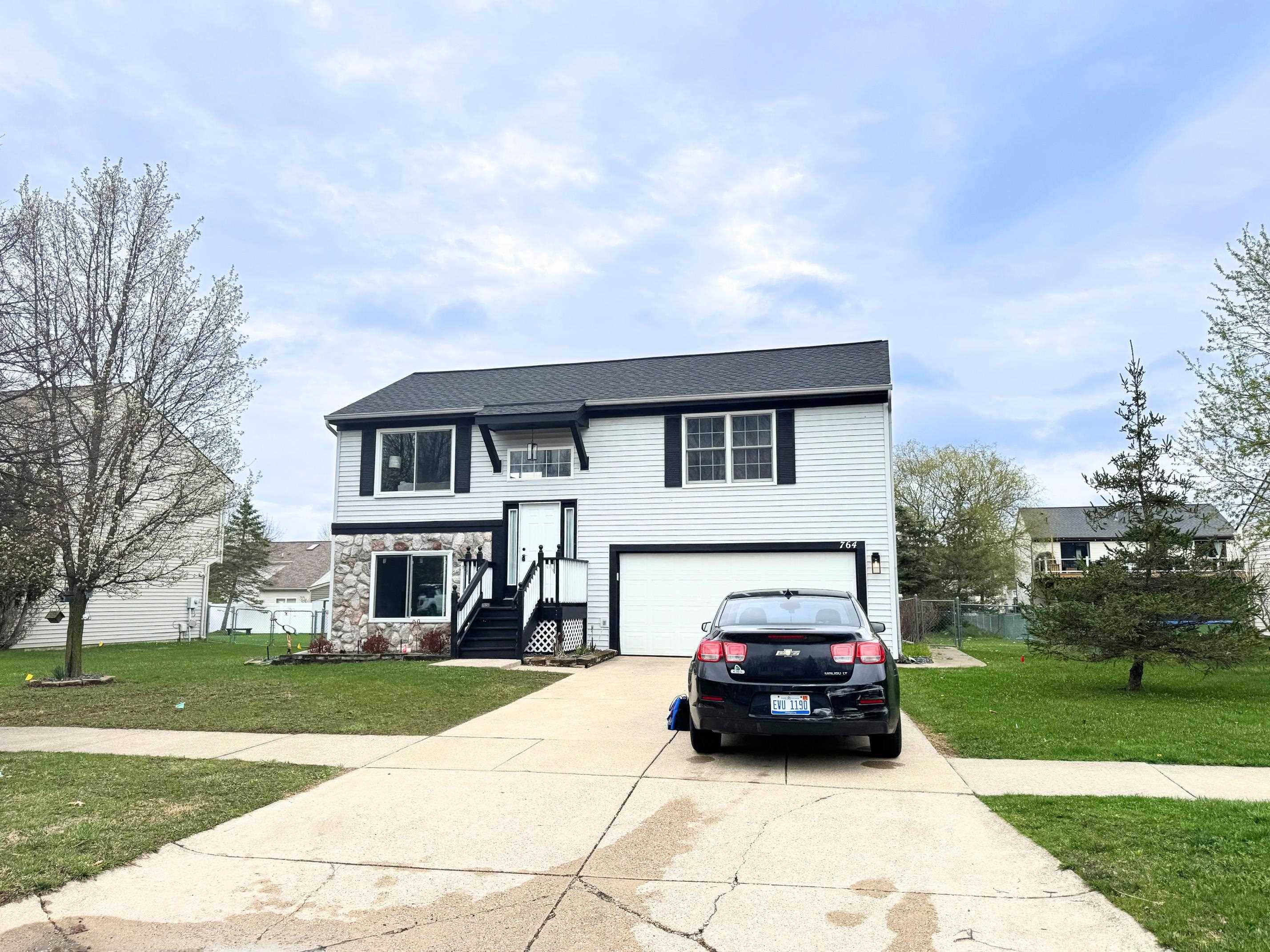 764 Carriage Hill DR, Fenton, MI 48430