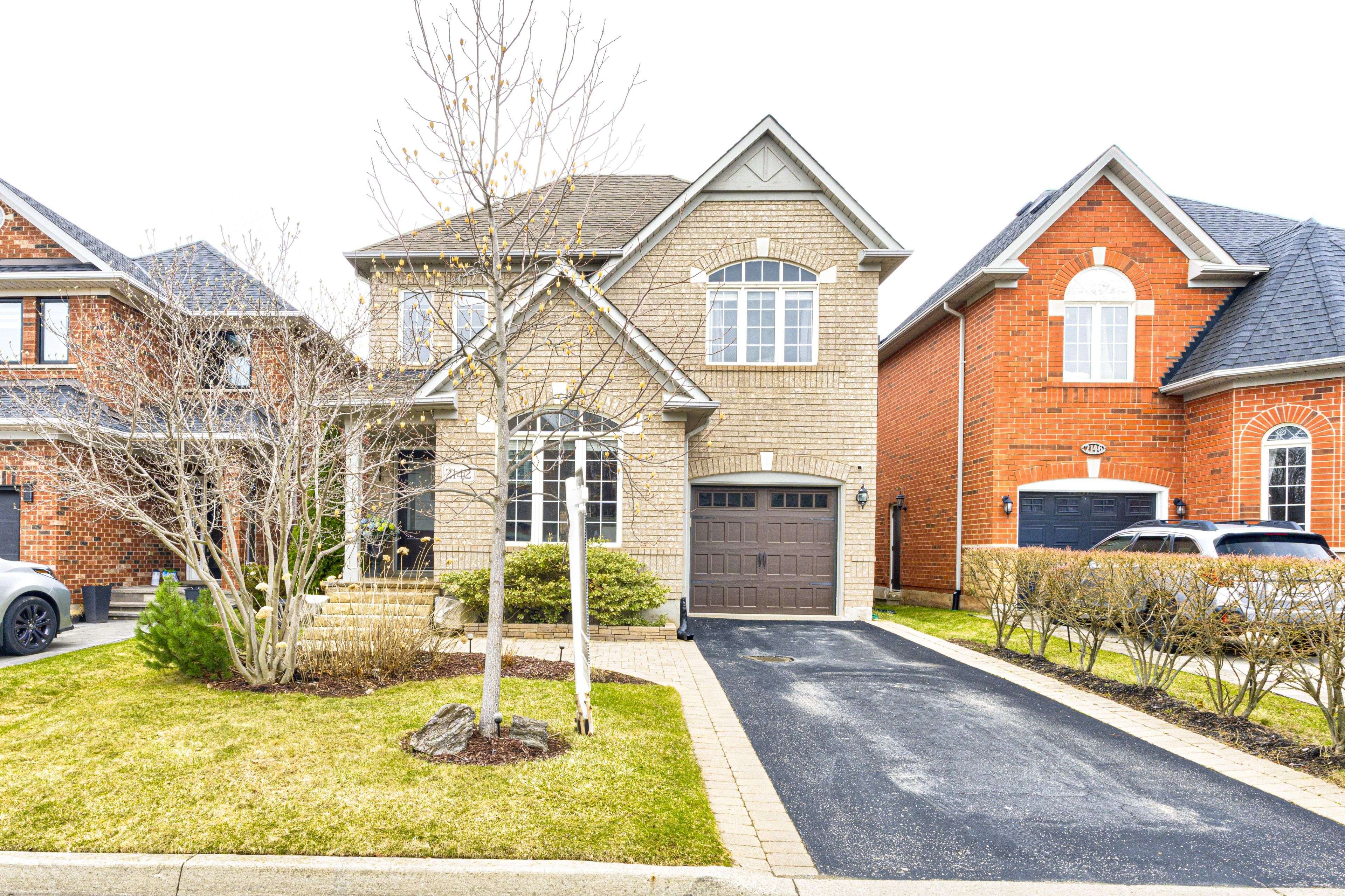 2142 Meadowglen DR, Oakville, ON L6M 4C8