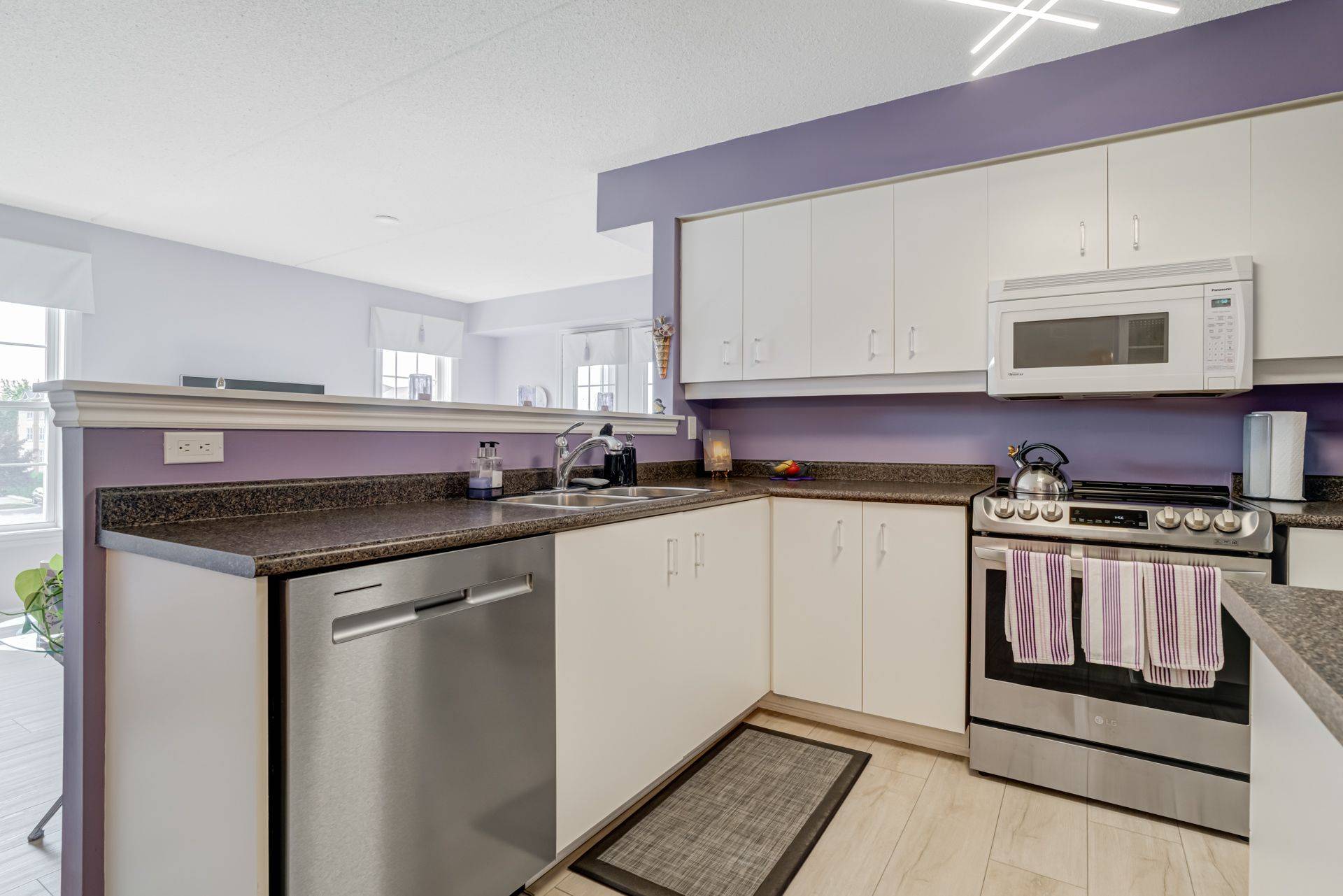 1460 Bishops Gate #313, Oakville, ON L6M 4N5