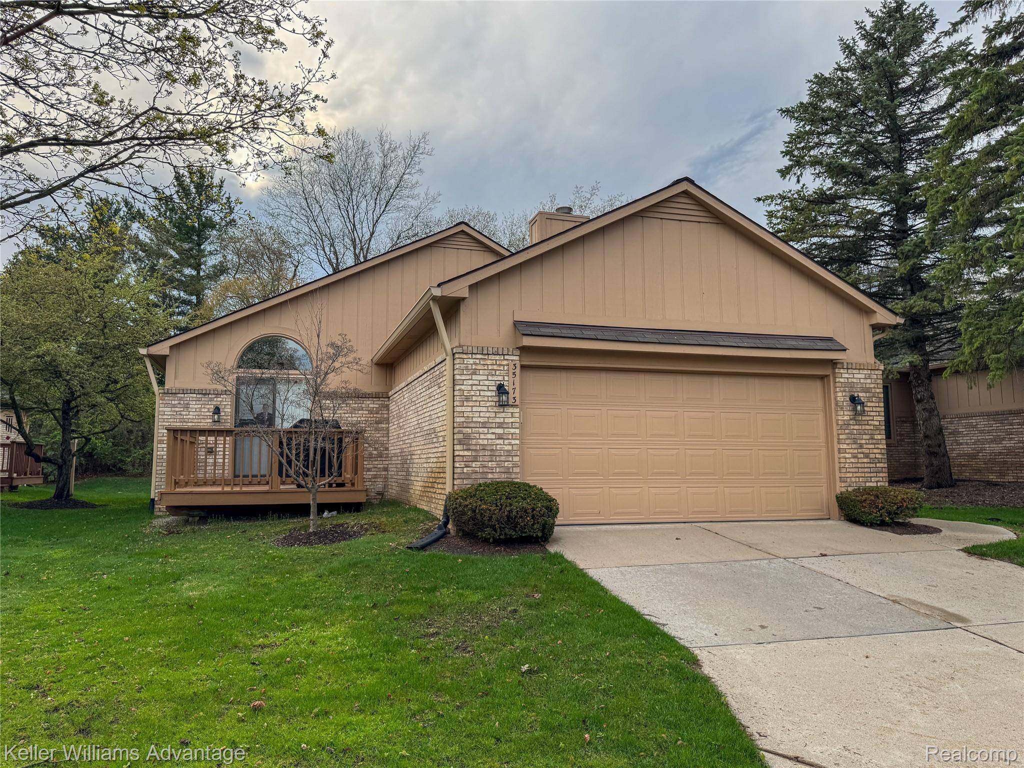 35173 Knollwood LN, Farmington Hills, MI 48335