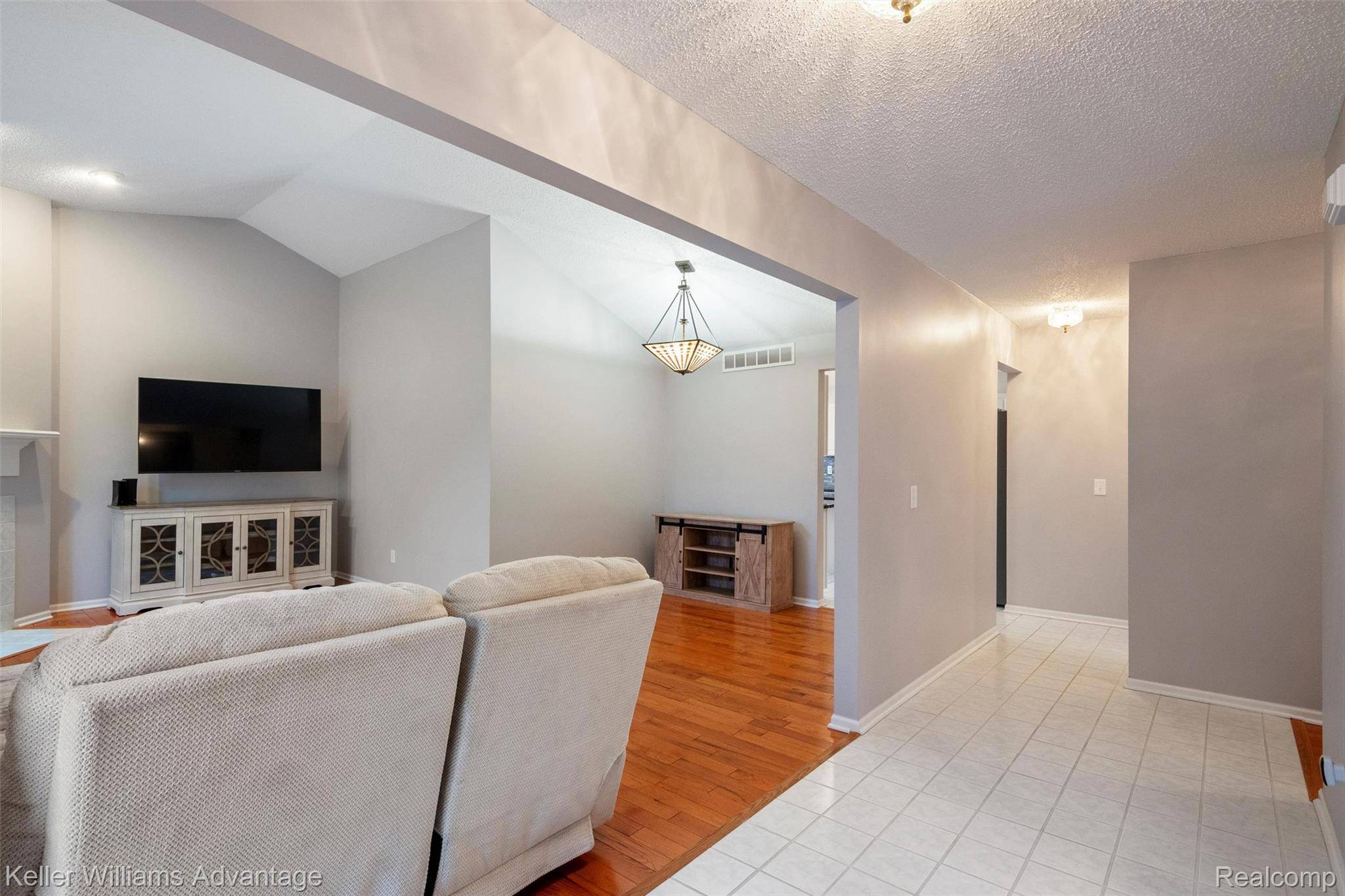 35173 Knollwood LN, Farmington Hills, MI 48335