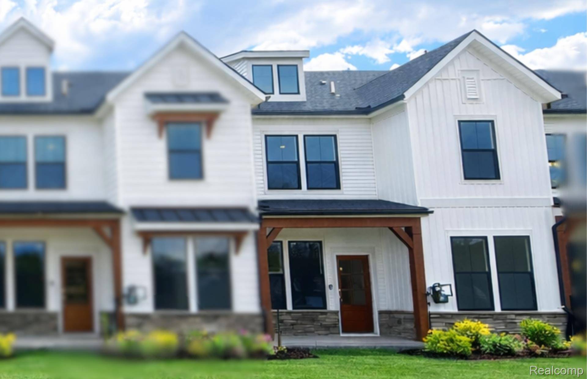 253 Lantana DR, Brighton, MI 48116