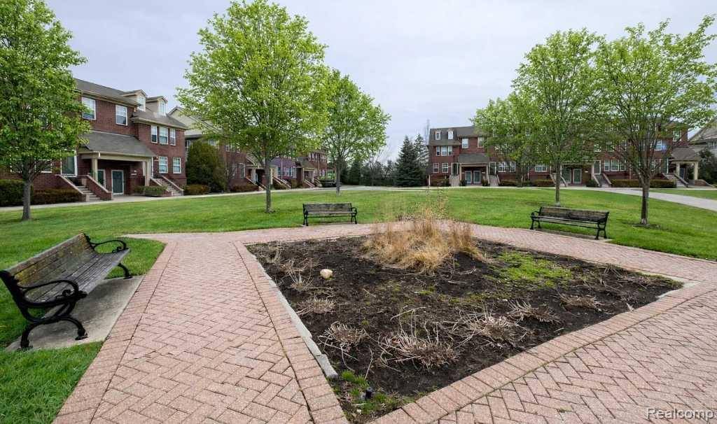 15650 Stone Crossing DR, Southfield, MI 48075