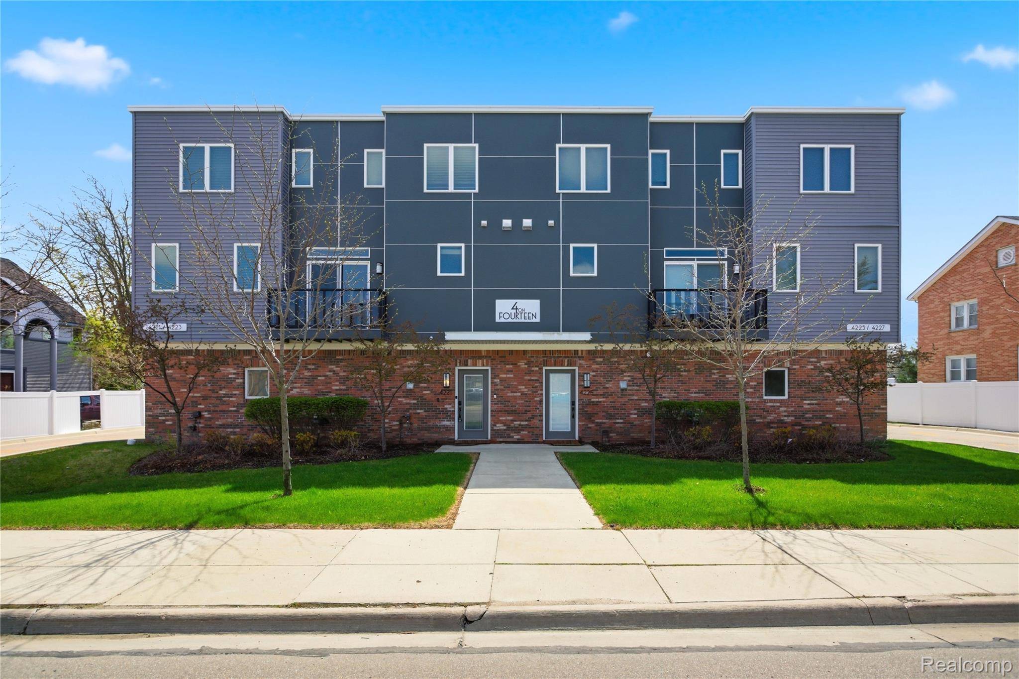 4221 W 14 Mile RD, Royal Oak, MI 48073