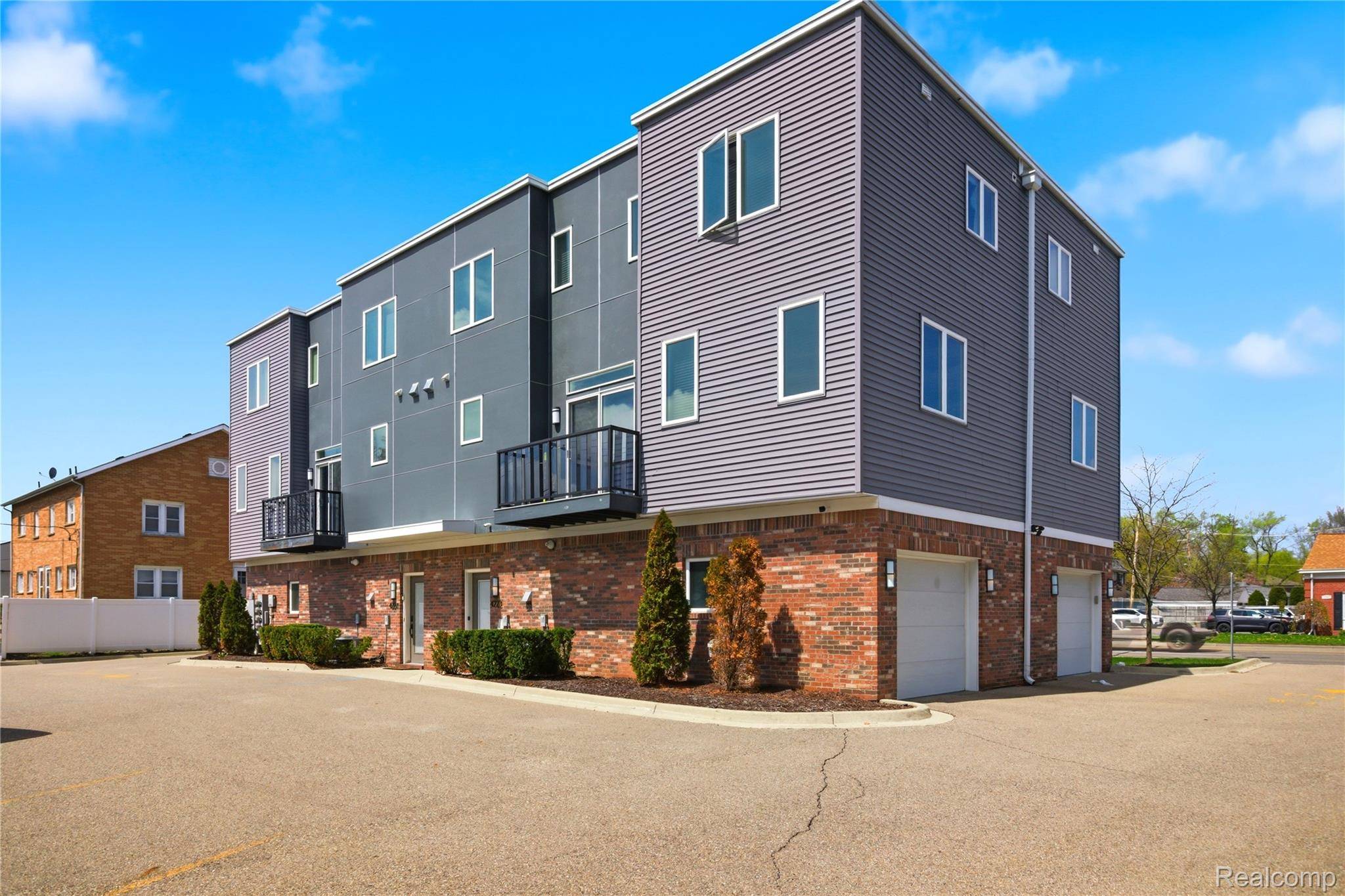 4221 W 14 Mile RD, Royal Oak, MI 48073