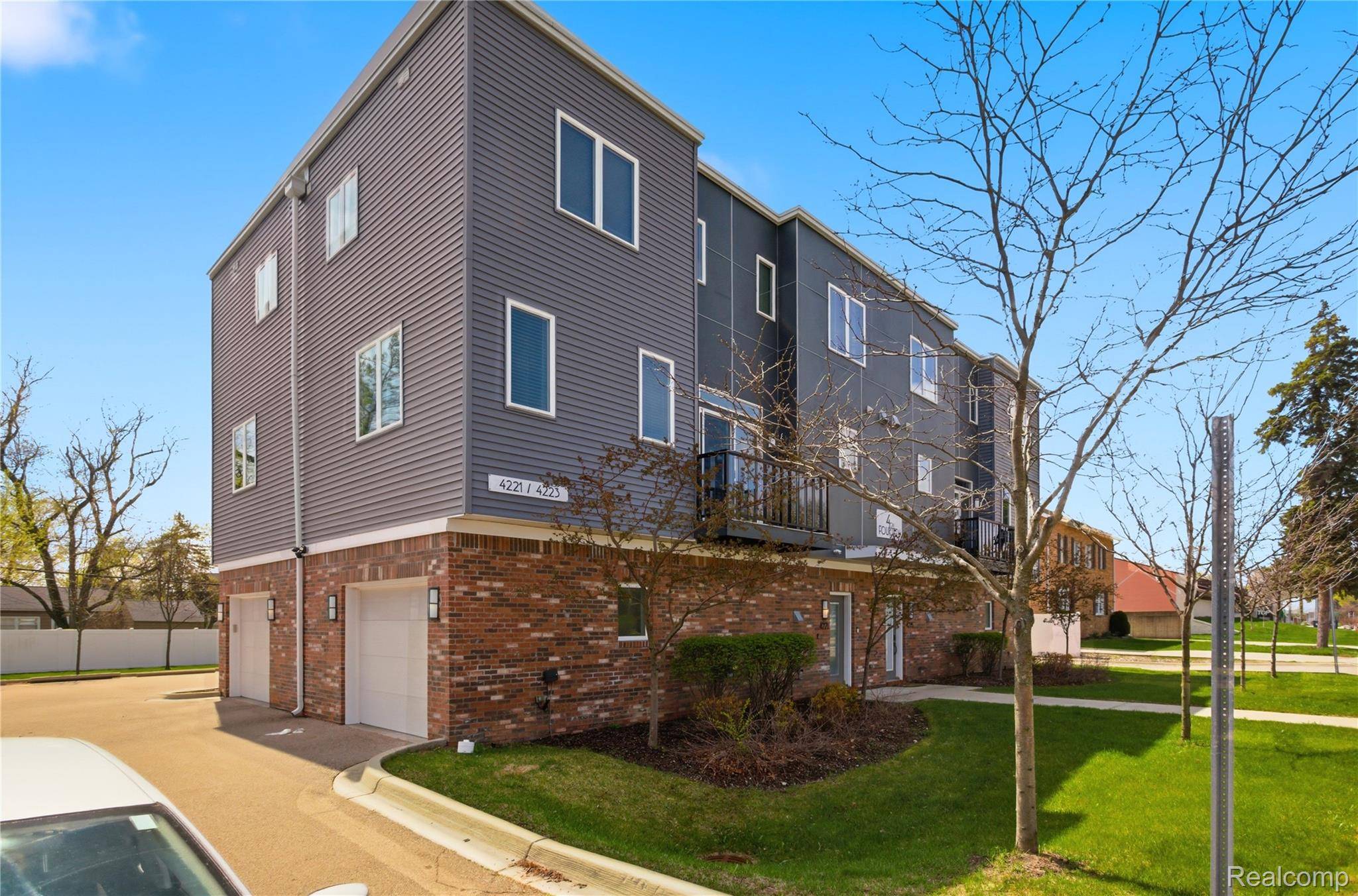 4221 W 14 Mile RD, Royal Oak, MI 48073