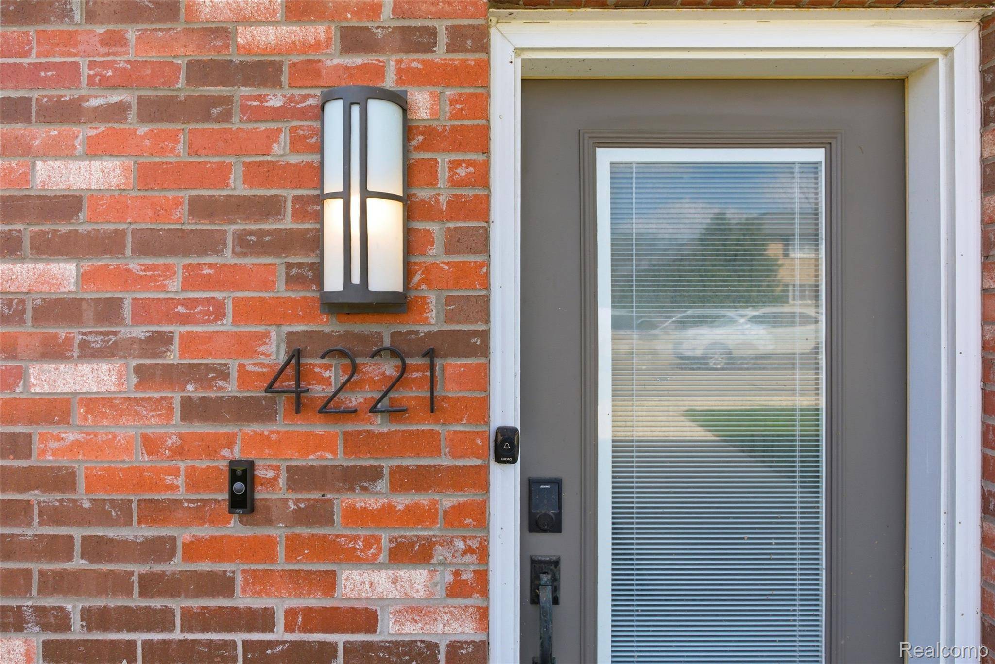 4221 W 14 Mile RD, Royal Oak, MI 48073