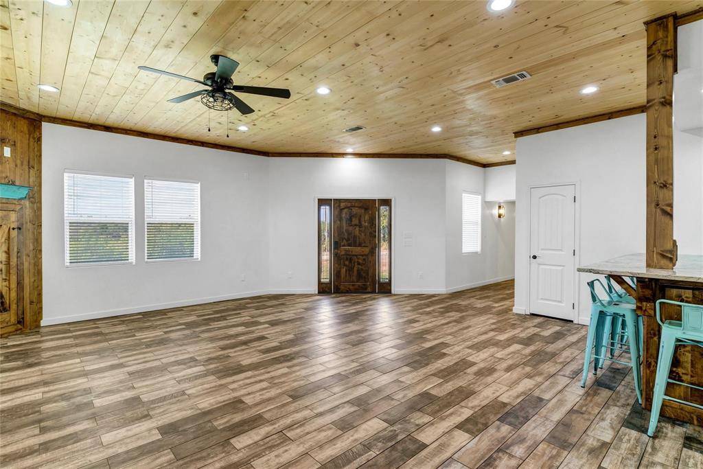 200 Peninsula Court, Bluff Dale, TX 76433