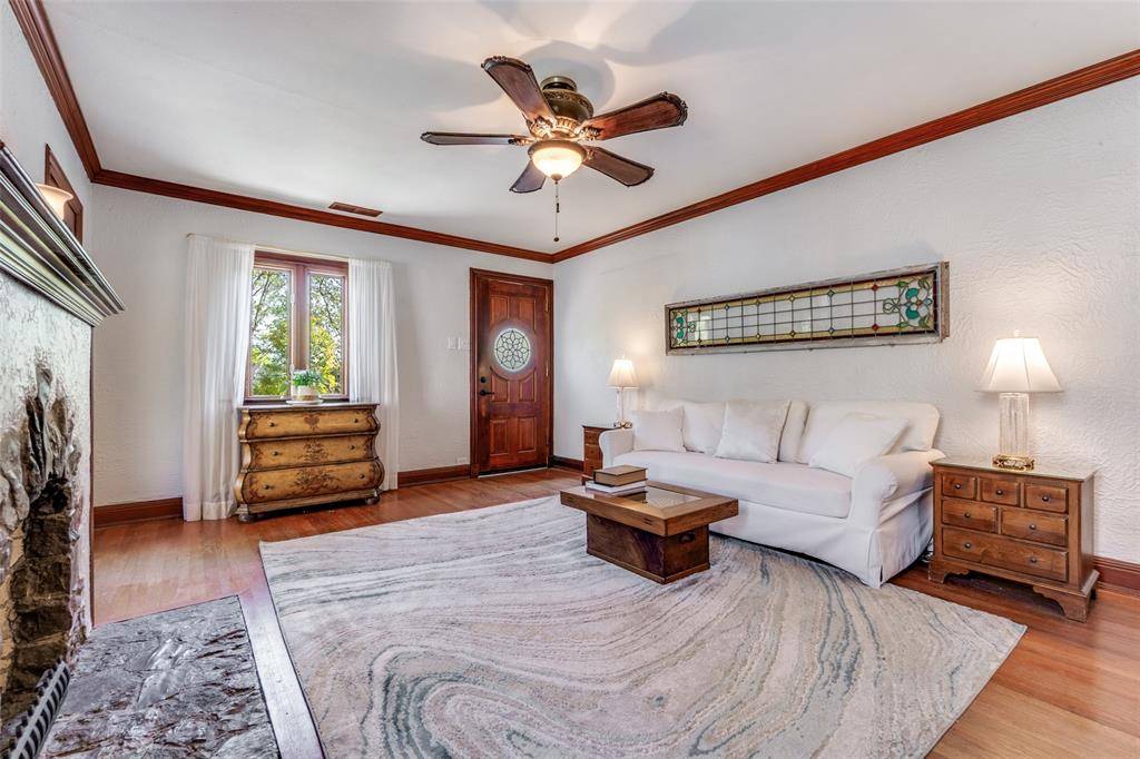 6903 Vivian Avenue, Dallas, TX 75223