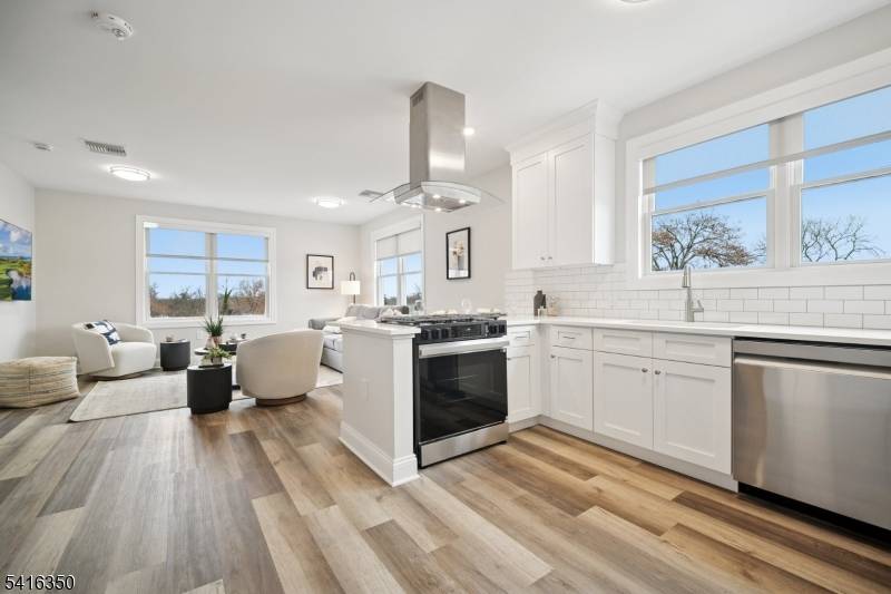 246 Main St #406, Chatham Boro, NJ 07928