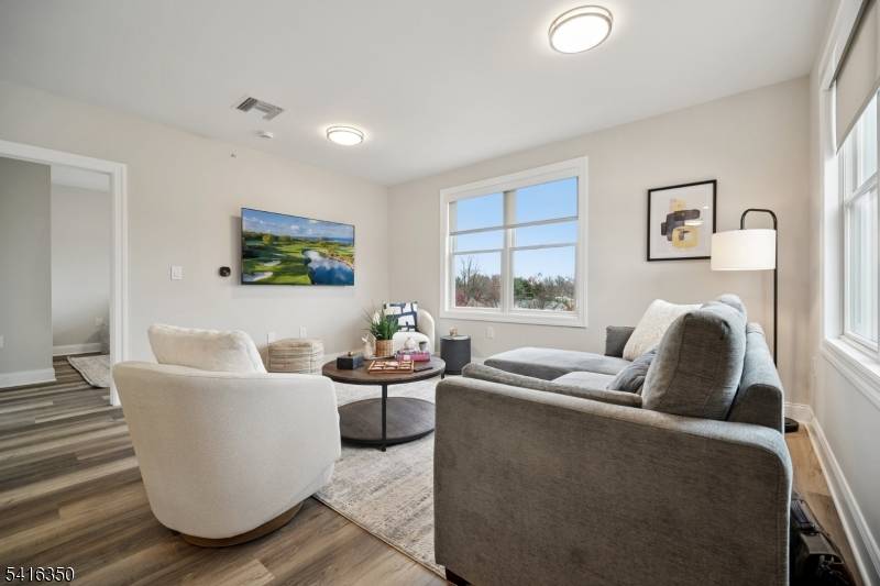 246 Main St #406, Chatham Boro, NJ 07928