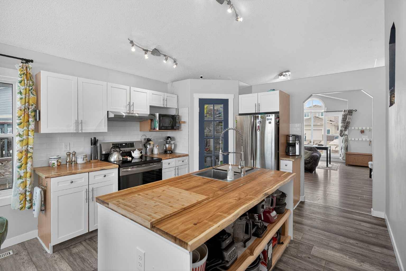 38 Canoe CIR SW, Airdrie, AB T4B2L6