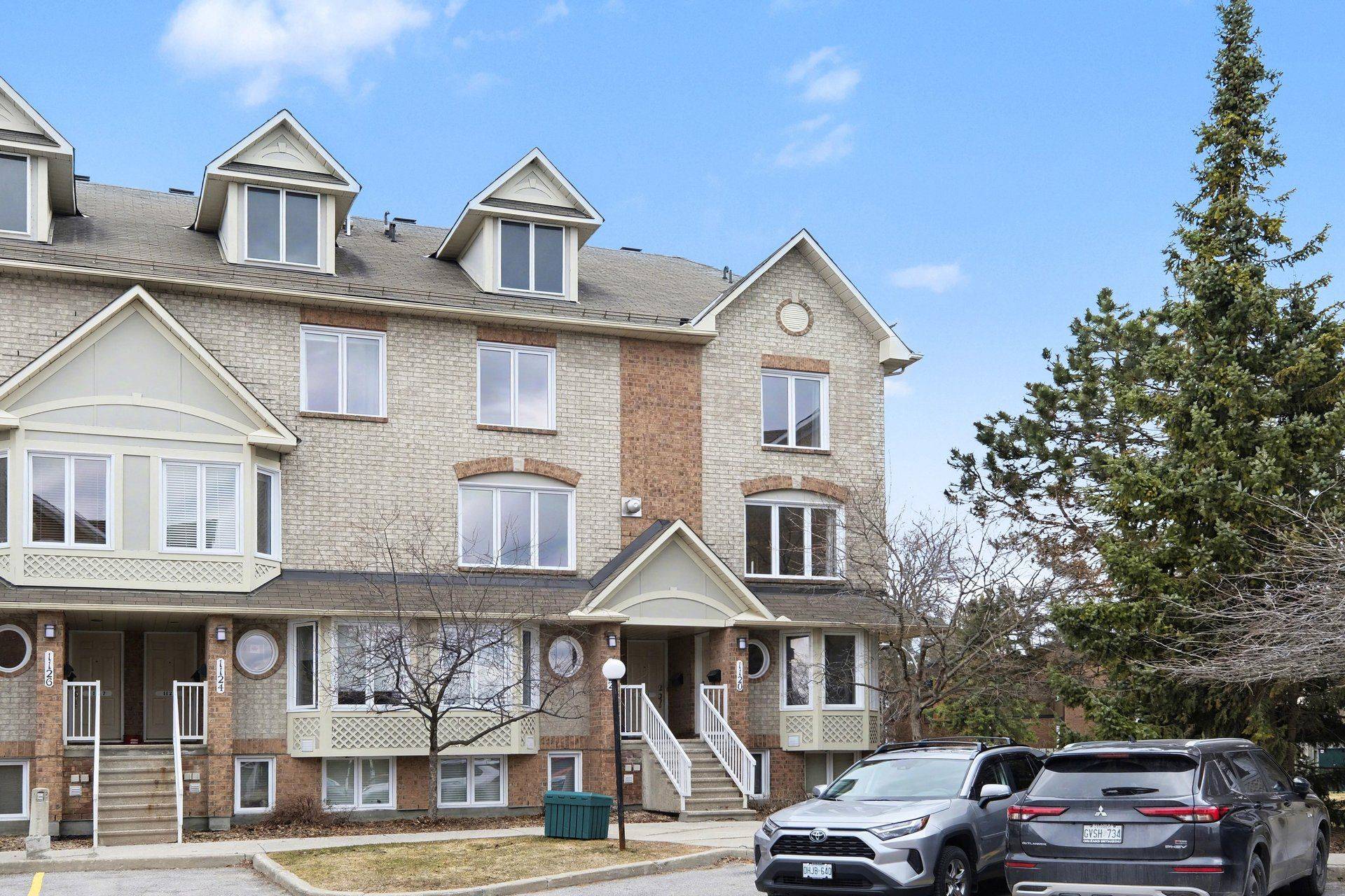 1121 Gablefield Private, Beacon Hill North - South And Area, ON K1J 1E4