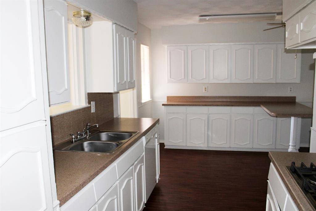 124 Oakhurst Drive, Bedford, TX 76022